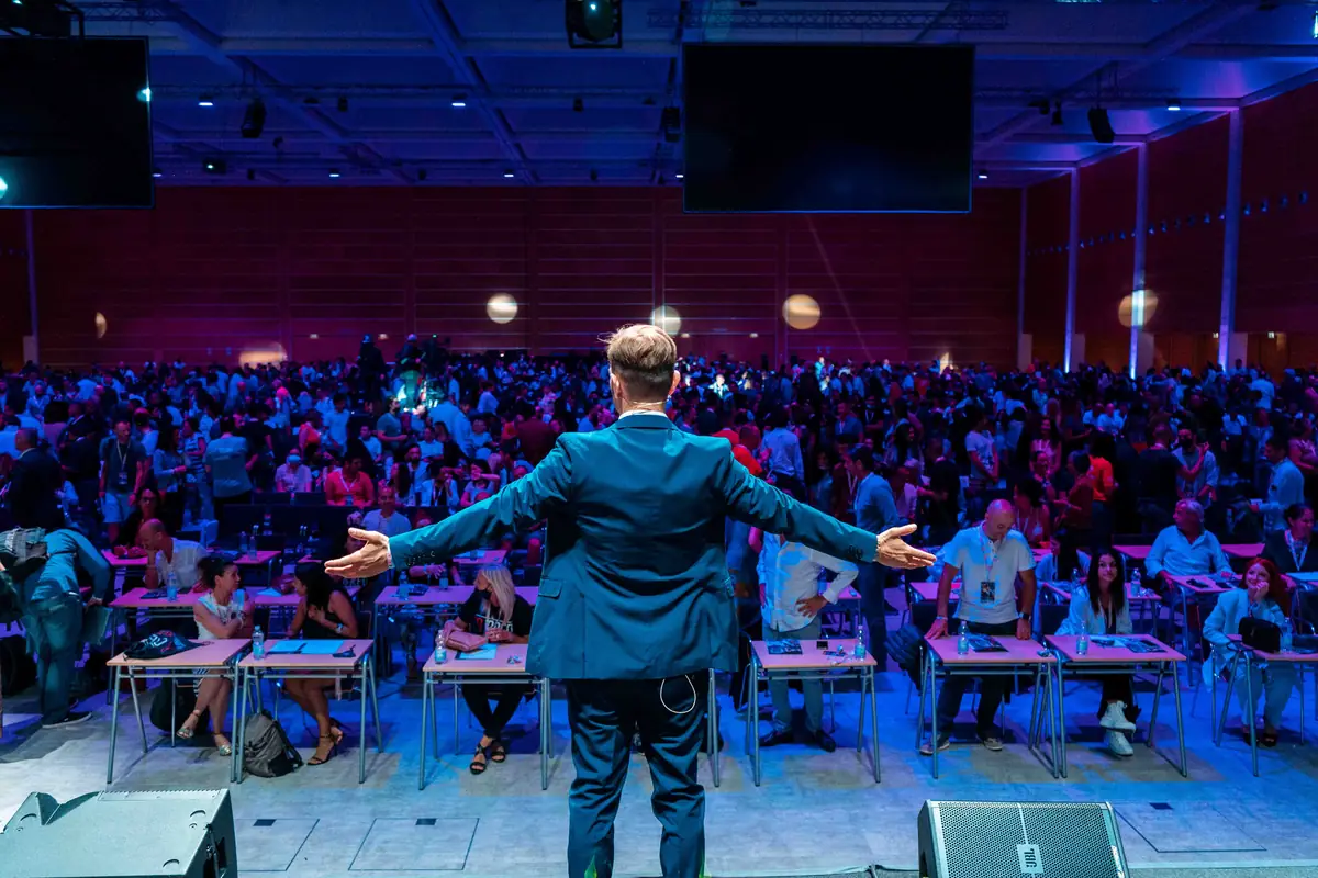 Leonardo Leone sul palco al Palacongressi di Riccione