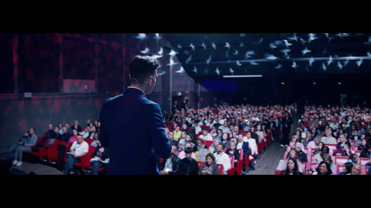Leonardo Leone sul palco davanti al pubblico